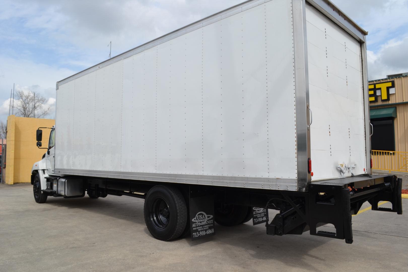 2020 WHITE /BLACK HINO 268 with an JO8E-WU 8.0L 230HP engine, ALLISON 2200HS AUTOMATIC transmission, located at 9172 North Fwy, Houston, TX, 77037, (713) 910-6868, 29.887470, -95.411903 - 25,950LB GVWR NON CDL, 26FT BOX, 13FT CLEARANCE, HEIGHT 103" X WIDTH 102", 2,500LB LIFT GATE, 95 GALLON FUEL TANK, SPRING RIDE, COLD A/C - Photo#7